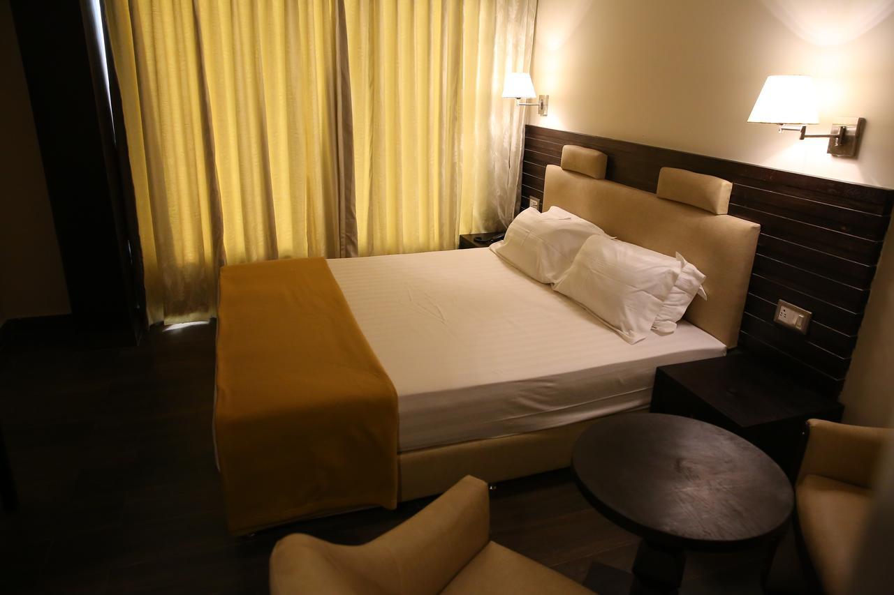 Hotel La Castle Chennai Exteriör bild
