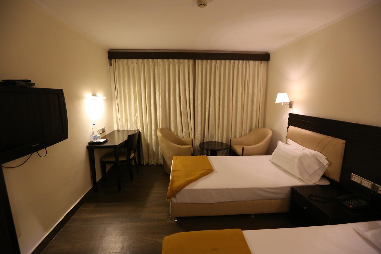 Hotel La Castle Chennai Exteriör bild